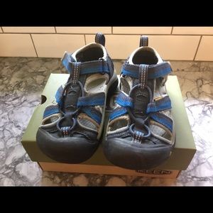KEEN sandals kid / toddler size 11